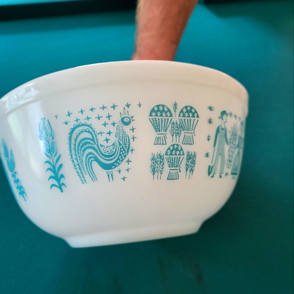 Vintage Pyrex milk glass mixing bowl 2 1/2 qt